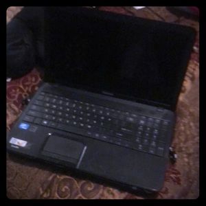 Toshiba laptop muy buenas condiciones trabajando